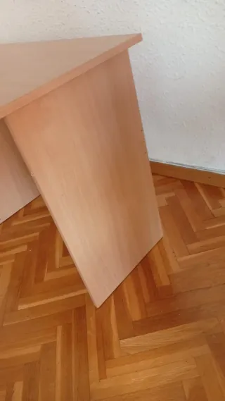 Escritorio de madera con cajones