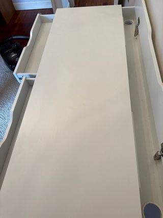 Escritorio blanco con cajones