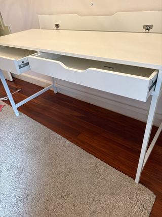Escritorio blanco con cajones