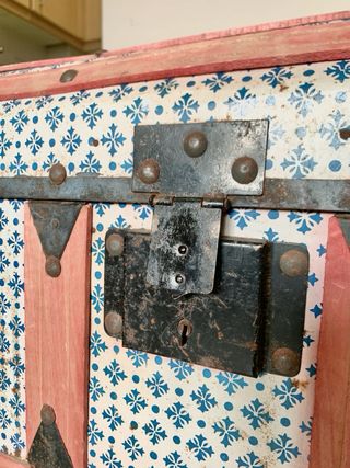 Baúl vintage de madera y metal