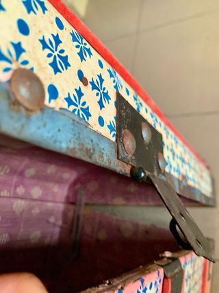 Baúl vintage de madera y metal