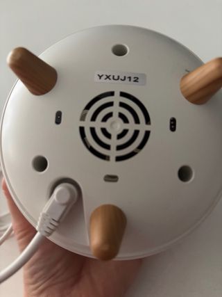 Humidificador blanco con patas de madera