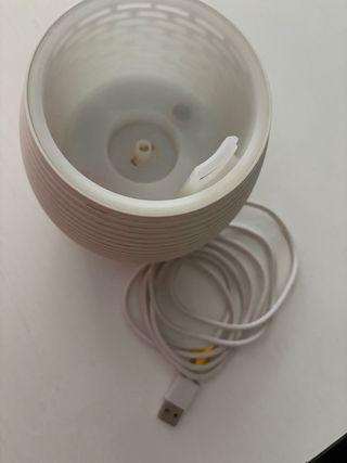 Humidificador blanco con patas de madera