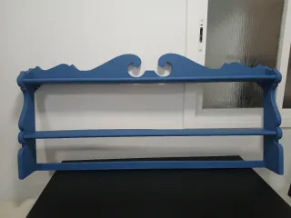 Estantería azul de madera