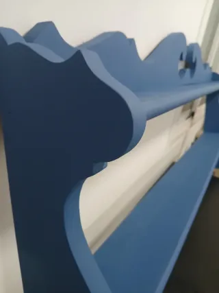 Estantería azul de madera