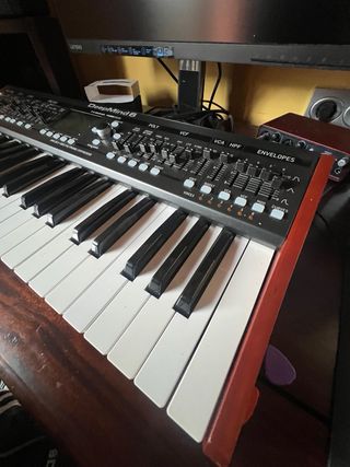 Behringer DeepMind 6 Sintetizador