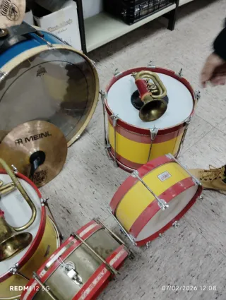 Tambores, cornetas, bombo, platos