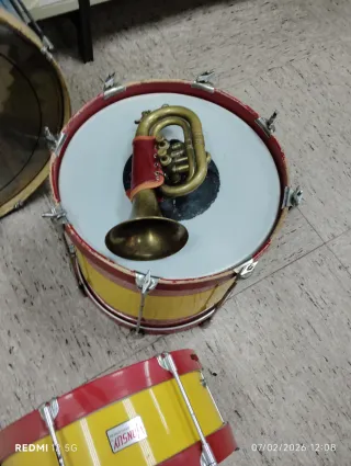 Tambores, cornetas, bombo, platos