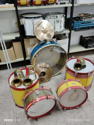 Tambores, cornetas, bombo, platos