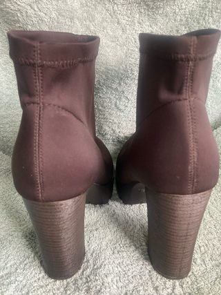 Botines elásticos tipo calcetín marrones