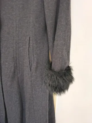 Abrigo elegante con pelo sintético