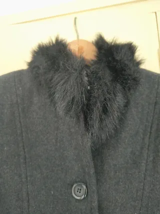 Abrigo elegante con pelo sintético