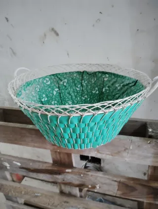 Canasta antigua de cintas entrelazadas.