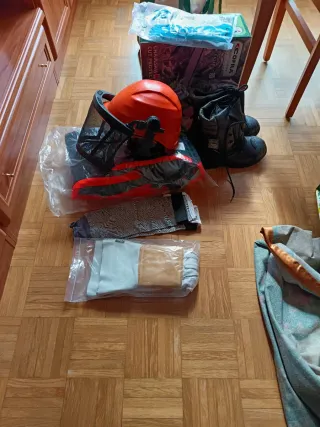 Casco,botas anticorte, pantalón, guantes,manguitos