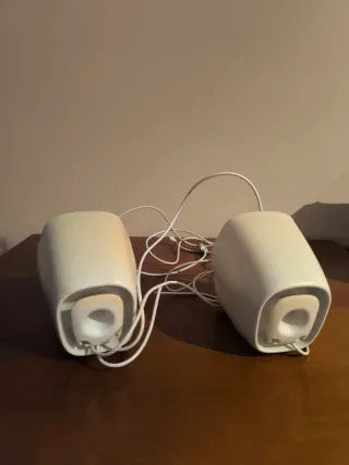 Altavoces Logitech Blancos y Negros