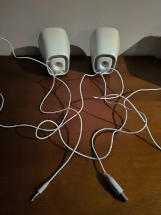 Altavoces Logitech Blancos y Negros