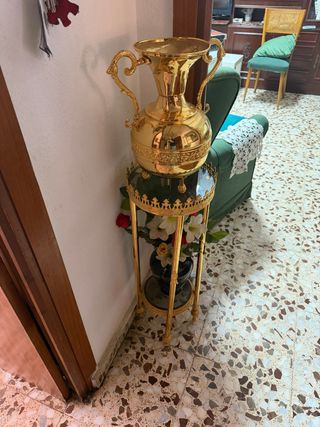 Jarrón dorado d bronc con estant d bronc y cristal