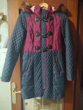 Abrigo granate y azul acolchado