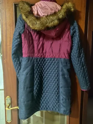 Abrigo granate y azul acolchado