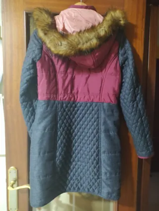 Abrigo granate y azul acolchado