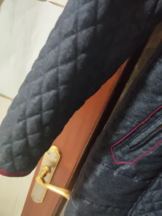 Abrigo granate y azul acolchado