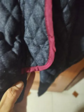 Abrigo granate y azul acolchado