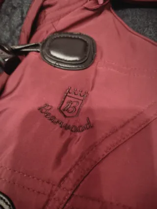 Abrigo granate y azul acolchado