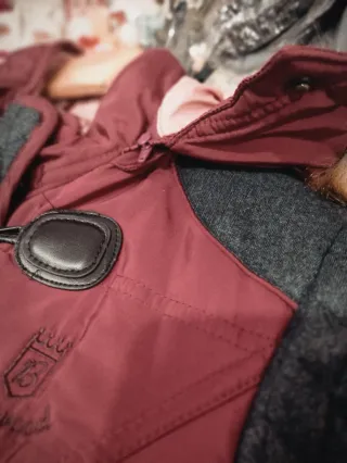 Abrigo granate y azul acolchado