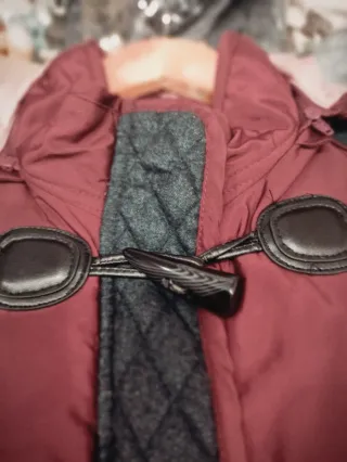 Abrigo granate y azul acolchado