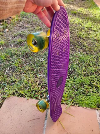 Monopatín con luces LED en ruedas transparentes