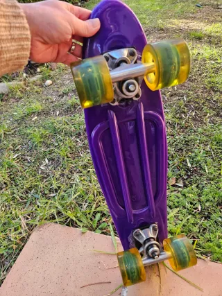 Monopatín con luces LED en ruedas transparentes