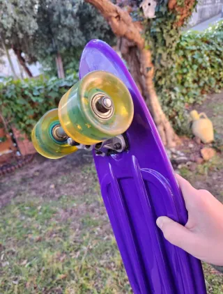 Monopatín con luces LED en ruedas transparentes