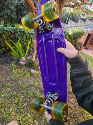 Monopatín con luces LED en ruedas transparentes