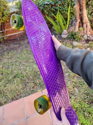 Monopatín con luces LED en ruedas transparentes