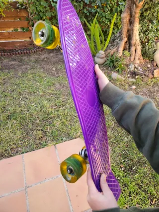 Monopatín con luces LED en ruedas transparentes