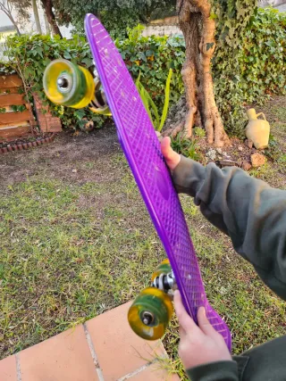 Monopatín con luces LED en ruedas transparentes