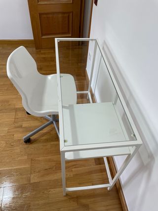 Escritorio cristal y silla blanca