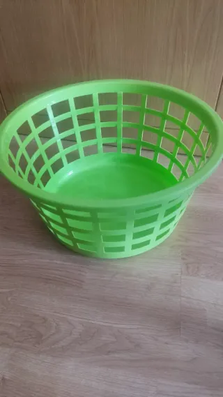 Cesto de ropa verde