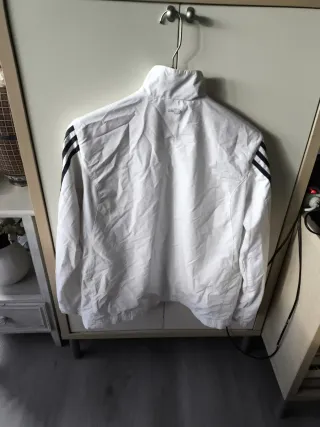 Chakequeta Adidas Climalite Blanca y Roja.m.164cm.