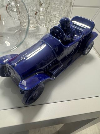 Coche de cerámica azul antiguo