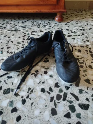 Botas de fútbol negras