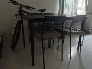 Mesa comedor negra Ikea con 4 sillas