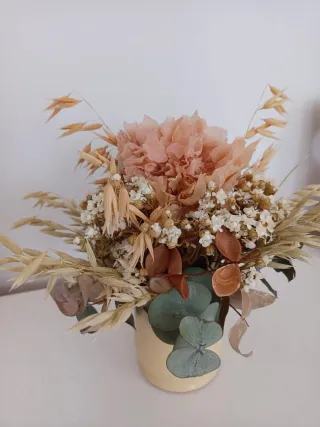 Centro de flores secas beige y rosa