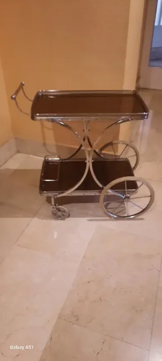 Carrito de servicio antiguo