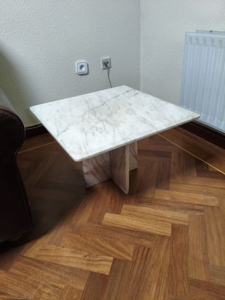 Mesa de comedor de mármol y metal