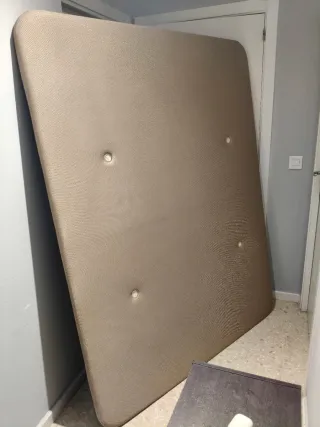 Base tapizada beige y gris