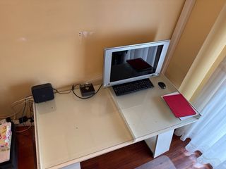 Escritorio blanco con cristal