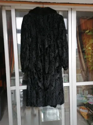 Abrigo de astracán negro con muy poco uso