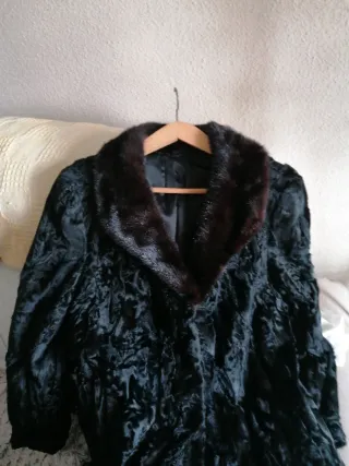 Abrigo de astracán negro con muy poco uso