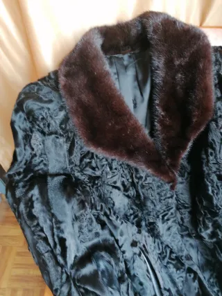 Abrigo de astracán negro con muy poco uso